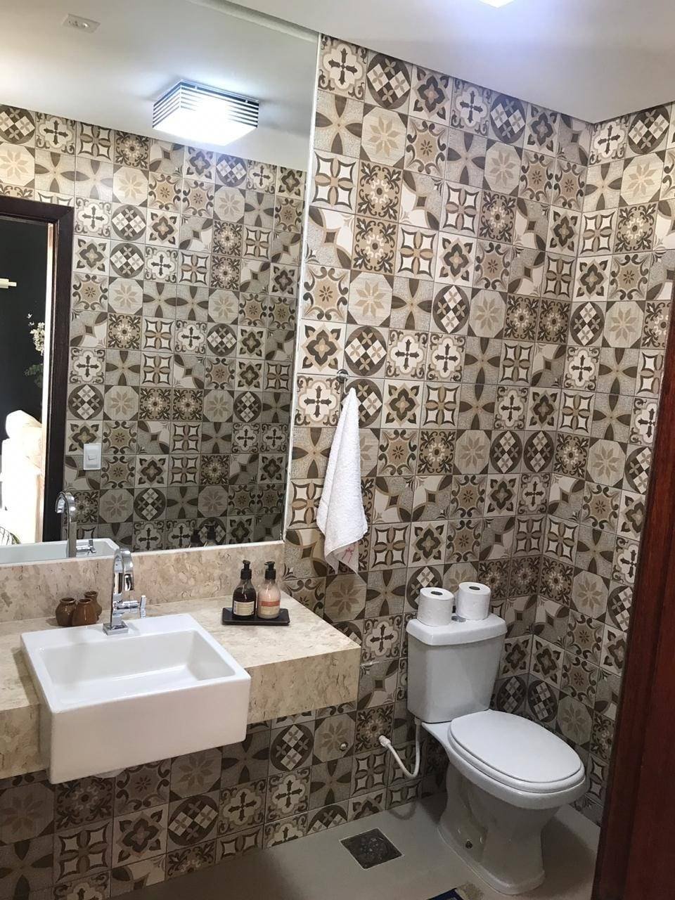 Banheiro com ladrilho hidráulico