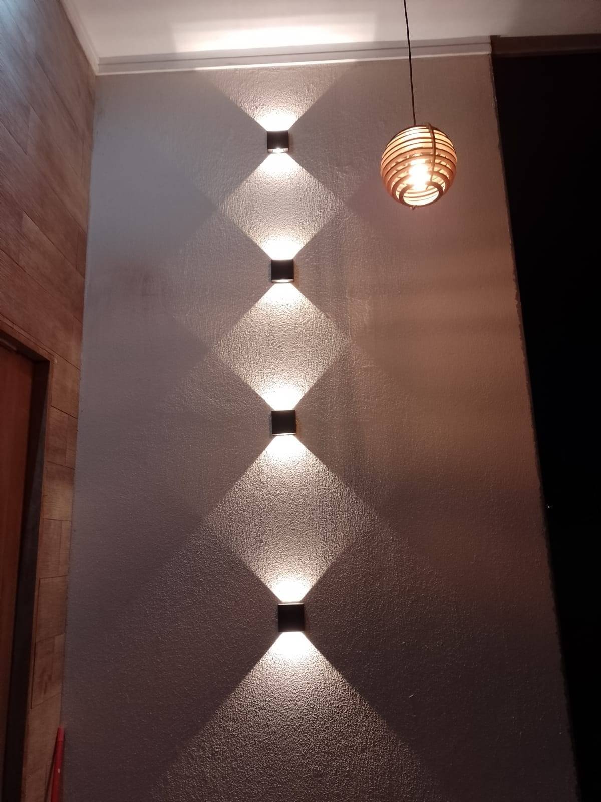Parede com luz de destaque