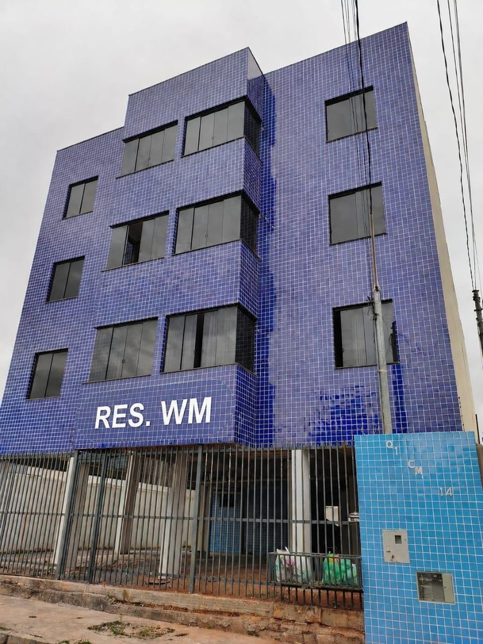 Edifício residencial com fachada em pastilha azul executado pela 2D Miranda